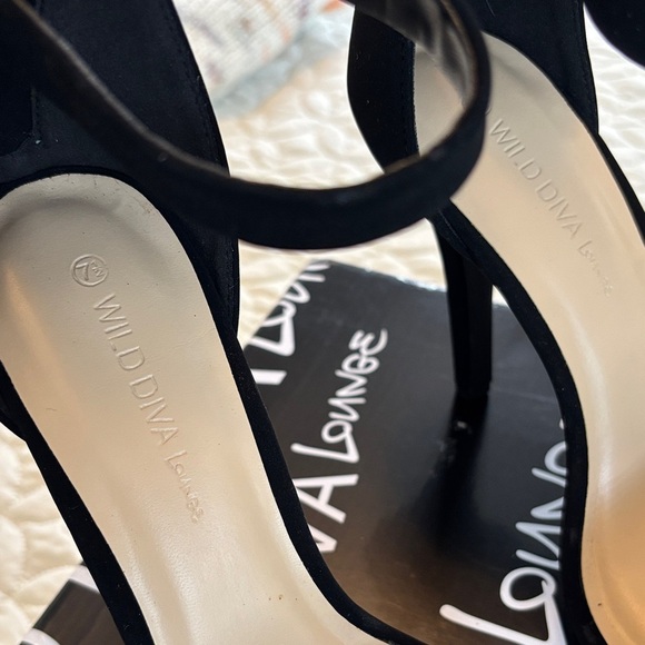 Wild Diva Elsie Black Nubuck Strappy Platform Heels size 7.5 NIB Never Worn - Picture 2 of 8